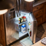 Pourquoi mon frigo fait du bruit : causes et solutions sans aucun texte